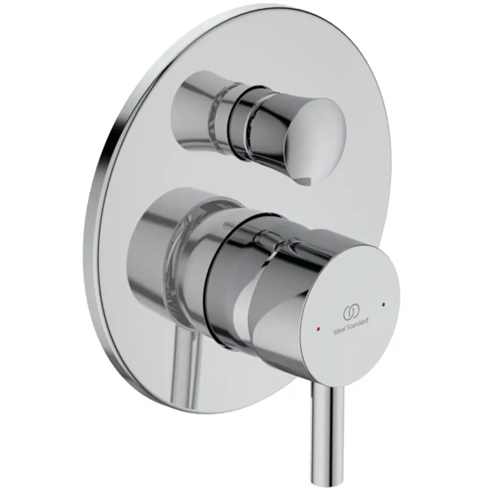 Wandmontierte Badarmatur in Chrom von Ideal Standard mit zwei Steuergriffen zur Einstellung von Wasserfluss und Temperatur.